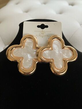 🤍FC Gold-Tone White Mother-of-Pearl Clover Earrings🤍